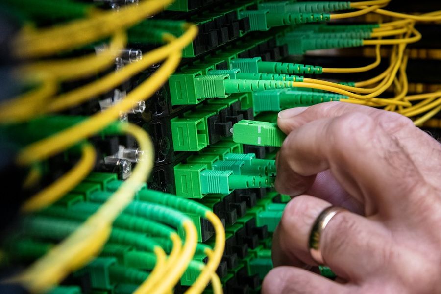 Teknisi memasang konektor kabel fiber optik