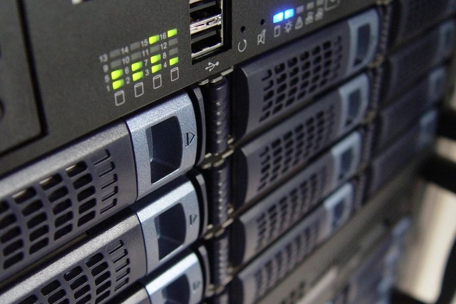Deretan server rack dengan lampu indikator menyala